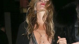 Sütyensiz tarzı çok konuşulmuştu! Podyumların kraliçesi bu sefer frikik vermekten kurtulamadı