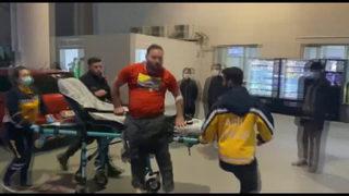 Sedyeden inip gazetecilerin üzerine koştu! Kimse ne olduğunu anlayamadı