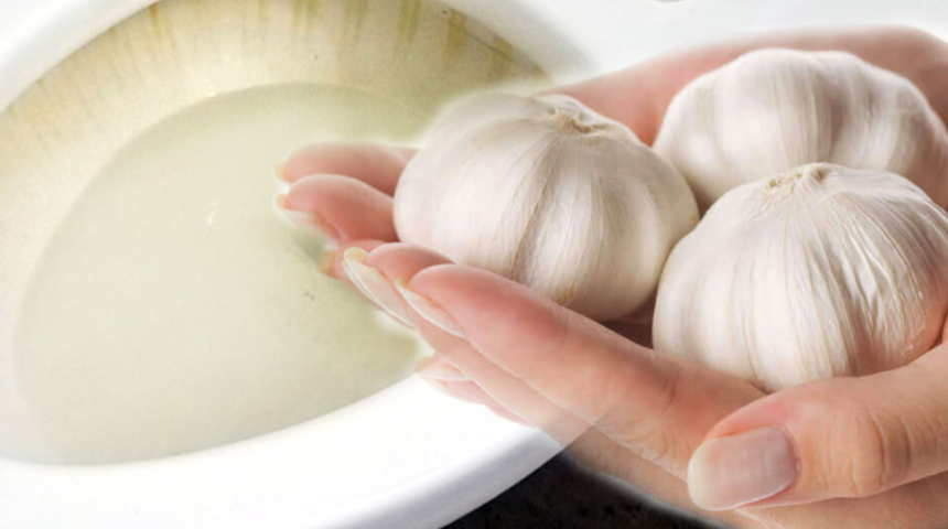 Bu y&ouml;ntemi daha &ouml;nce hi&ccedil; duymadınız! Tuvaletin i&ccedil;ine atılan bir diş sarımsağın etkileri şaşırtıyor