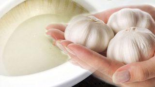 Bu yöntemi daha önce hiç duymadınız! Tuvaletin içine atılan bir diş sarımsağın etkileri şaşırtıyor