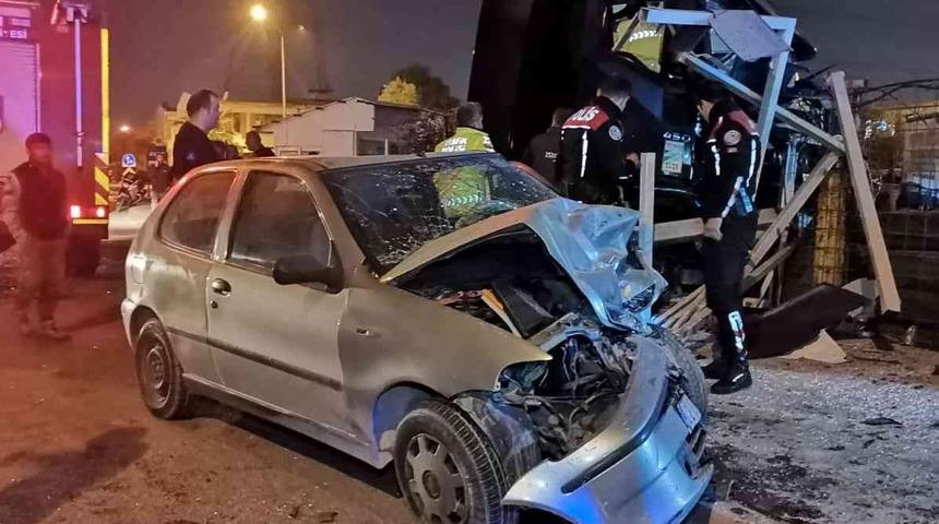 İlk önce otomobile çarptı, ardından otobüs durağına daldı! 3'ü ağır 5 kişi yaralandı