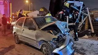 İlk önce otomobile çarptı, ardından otobüs durağına daldı! 3'ü ağır 5 kişi yaralandı