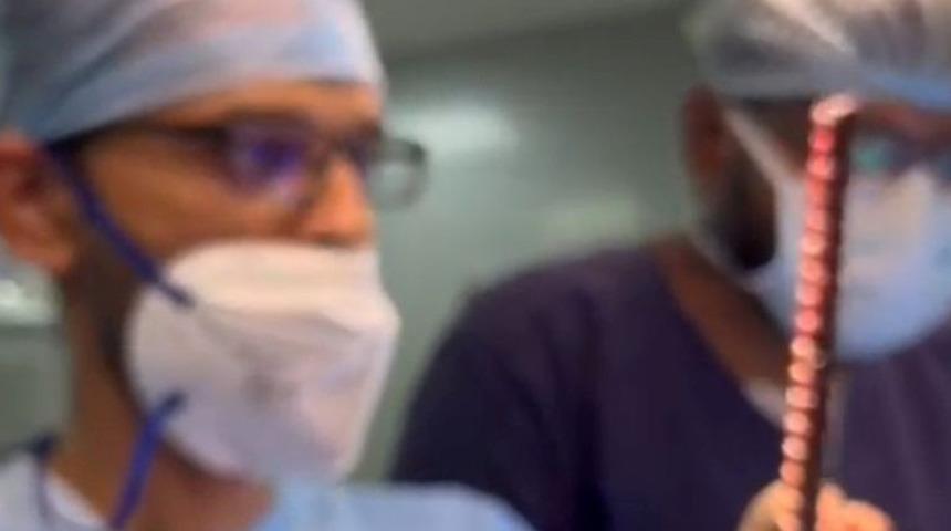 Bir buçuk metrelik demir çubuk ensesinden girdi boğazından çıktı