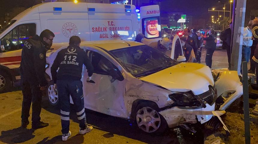 Hatay'da otomobil ile hafif ticari aracın karıştığı kazada 6 kişi yaralandı