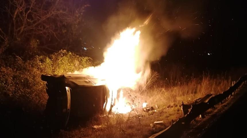 Şarampole yuvarlanan araç cayır cayır yandı, sürücü ölümden döndü