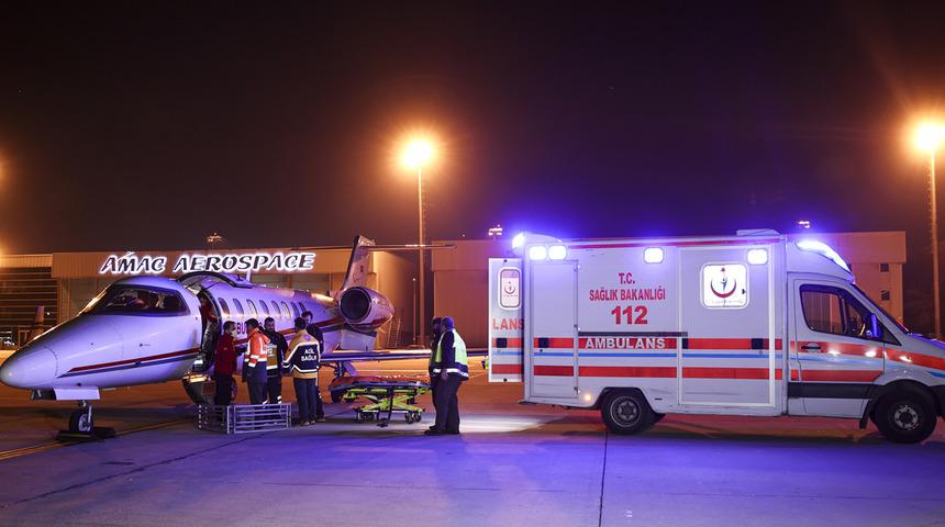 Umre'de rahatsızlanan 2 Türk vatandaşı ambulans uçakla İstanbul'a getirildi