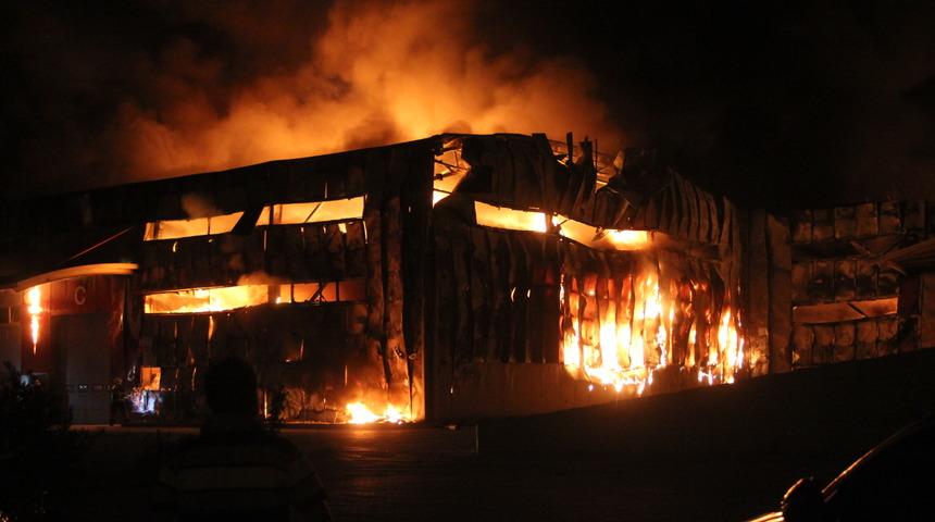 Hatay'da mobilya fabrikasında çıkan yangın kontrol altına alındı