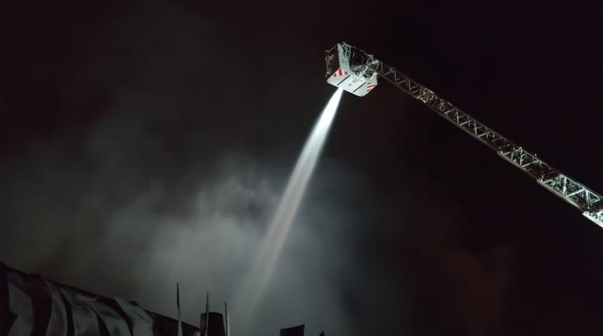 Hatay’da mobilya fabrikası alevlere teslim oldu, fabrika kullanılamaz hale geldi