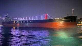 İstanbul Boğazı'nda arızalanan yük gemisi kurtarıldı