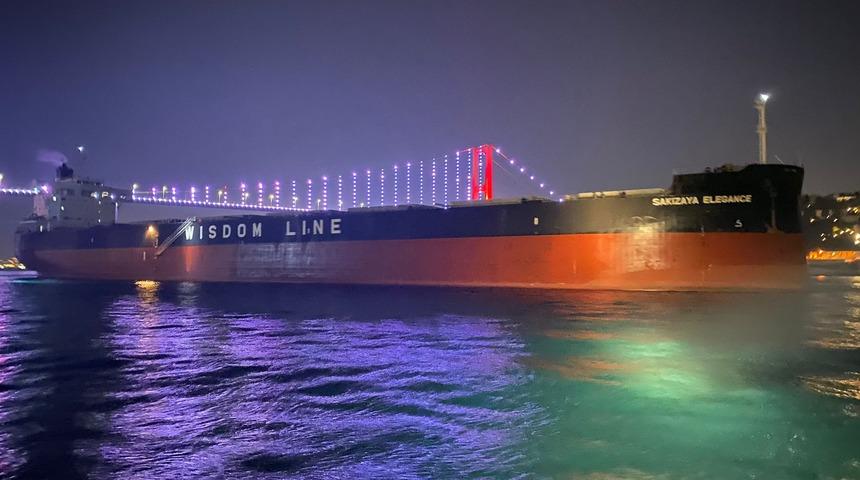 İstanbul Boğazı'nda arızalanan yük gemisi kurtarıldı