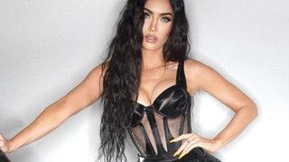 Megan Fox yeni yaptırdığı büyük göğüslerini elleriyle zar zor kapadı