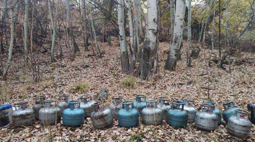 Hakkari’de toprağa gömülü 18 dolu tüp ve 40 litre mazot ele geçirildi