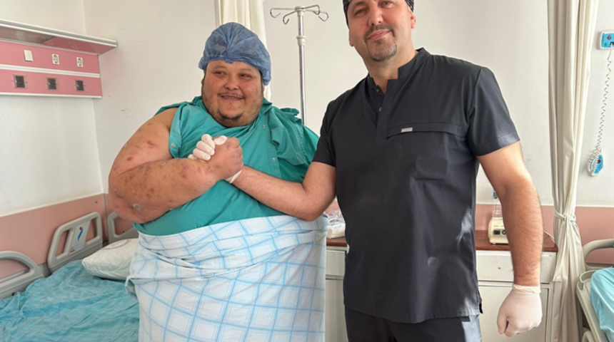 Kilodan dolayı artık yürüyemez hale gelmişti! Ameliyattan sonra ilk adımı attı