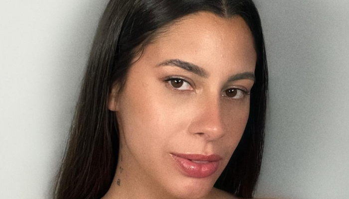 Mini eteğine iç çamaşırı giymedi! Arkasını dönüp eğilince...