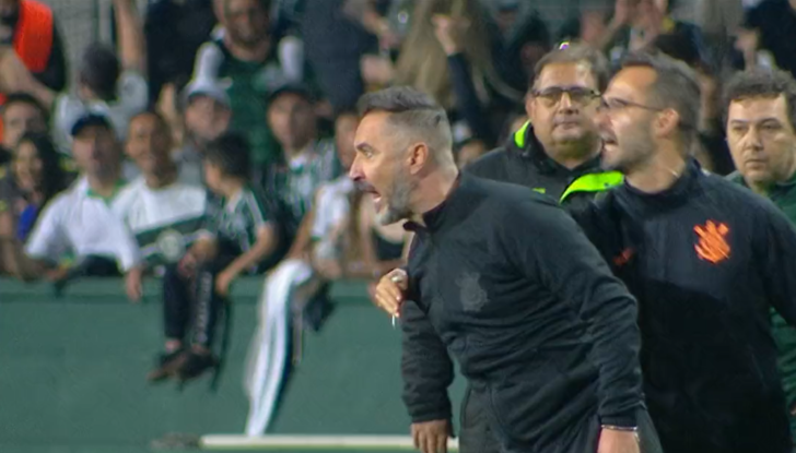 'Sen rezil bir insansın, bir hiçsin!' Brezilya'ya Vitor Pereira damgası! Fenerbahçe'nin eski hocası çıldırdı ve saha içine girerek hakemin üzerine yürüdü... G1