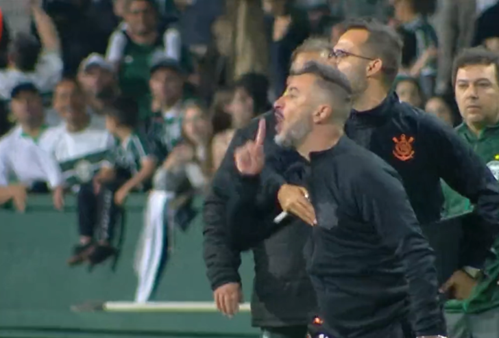 'Sen rezil bir insansın, bir hiçsin!' Brezilya'ya Vitor Pereira damgası! Fenerbahçe'nin eski hocası çıldırdı ve saha içine girerek hakemin üzerine yürüdü... G2