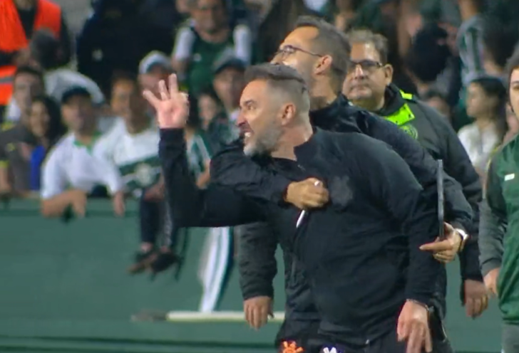 'Sen rezil bir insansın, bir hiçsin!' Brezilya'ya Vitor Pereira damgası! Fenerbahçe'nin eski hocası çıldırdı ve saha içine girerek hakemin üzerine yürüdü... G3