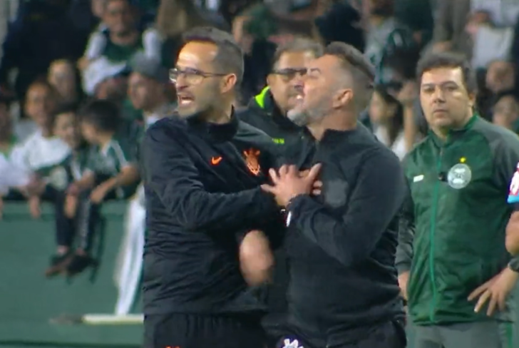 'Sen rezil bir insansın, bir hiçsin!' Brezilya'ya Vitor Pereira damgası! Fenerbahçe'nin eski hocası çıldırdı ve saha içine girerek hakemin üzerine yürüdü... G4