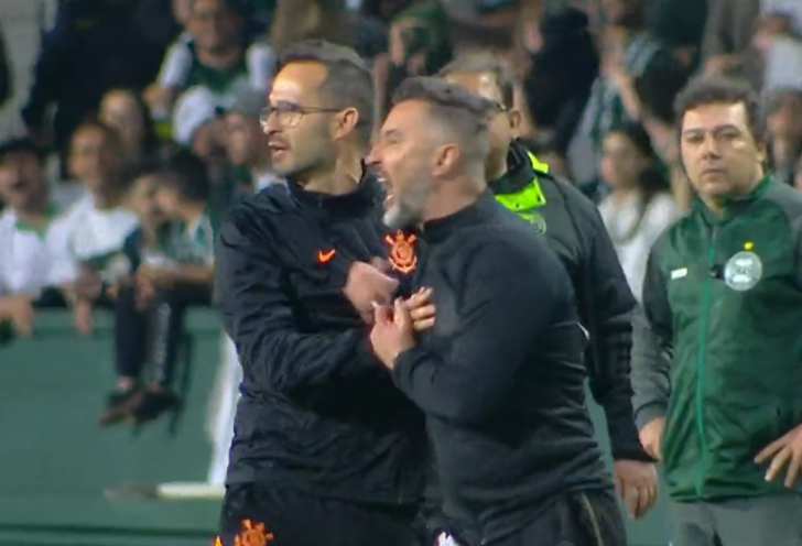 'Sen rezil bir insansın, bir hiçsin!' Brezilya'ya Vitor Pereira damgası! Fenerbahçe'nin eski hocası çıldırdı ve saha içine girerek hakemin üzerine yürüdü... G5