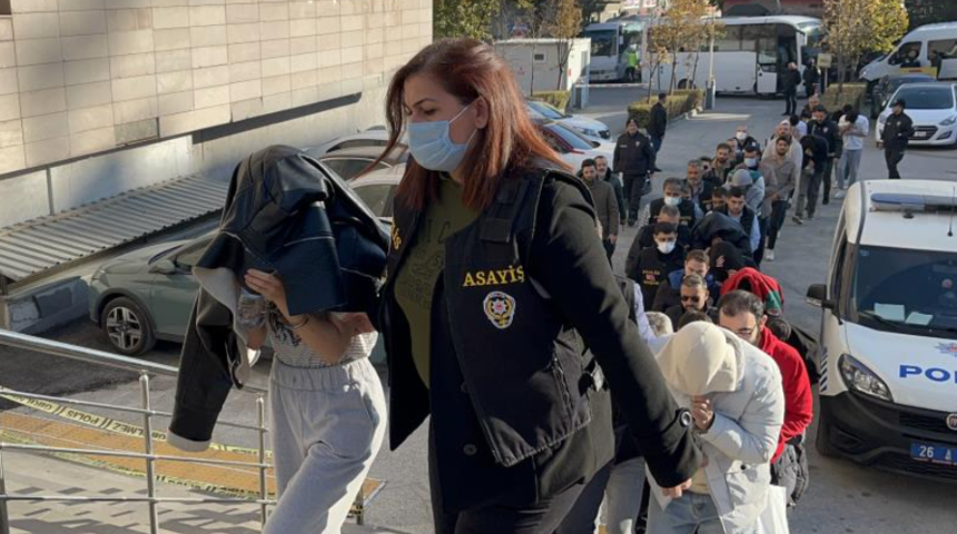 11 ilde yüzlerce kişiyi ağlarına böyle düşürmüşler! Utanmaları da yok: Yapacaklarımızı daha yapamadık