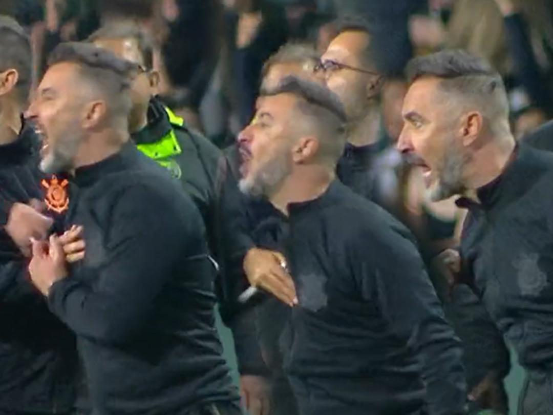 'Sen rezil bir insansın, bir hi&ccedil;sin!' Brezilya'ya Vitor Pereira damgası! Fenerbah&ccedil;e'nin eski hocası &ccedil;ıldırdı ve saha i&ccedil;ine girerek hakemin &uuml;zerine y&uuml;r&uuml;d&uuml;...