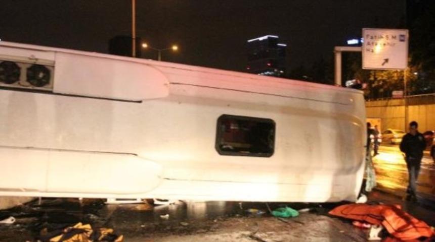 Bostancı'da midib&uuml;s devrildi! &Ouml;l&uuml; ve yaralılar var