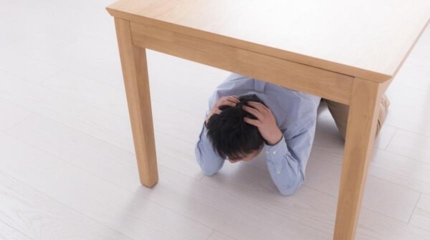 Çök Kapan Tutun nedir? Deprem esnasında yapılan Çök Kapan Tutun hareketi nedir? 12 Kasım deprem tatbikatı için gözler saat 18:57'de!