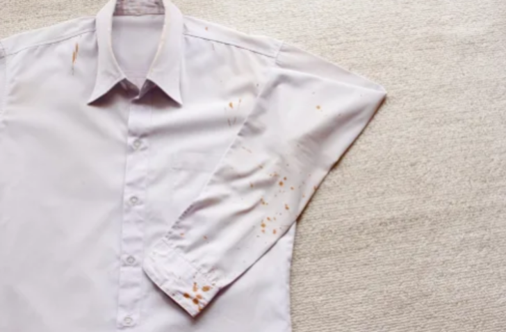 BEYAZ KIYAFETLERDEKİ LEKELERİ ÇIKARIR