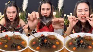 Yarasa yediği anları sosyal medyadan paylaştı! Kemiklerini bile kemirerek yedi... Cezası ağır oldu