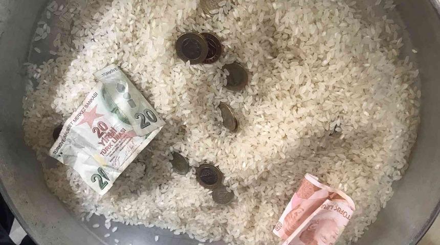 Şaşkına çeviren görüntü! Pirincin içinden taş ayıklar gibi para ayıkladılar