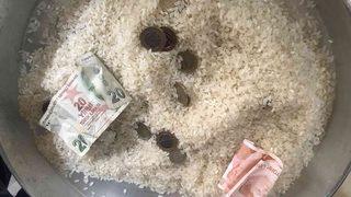 Şaşkına çeviren görüntü! Pirincin içinden taş ayıklar gibi para ayıkladılar
