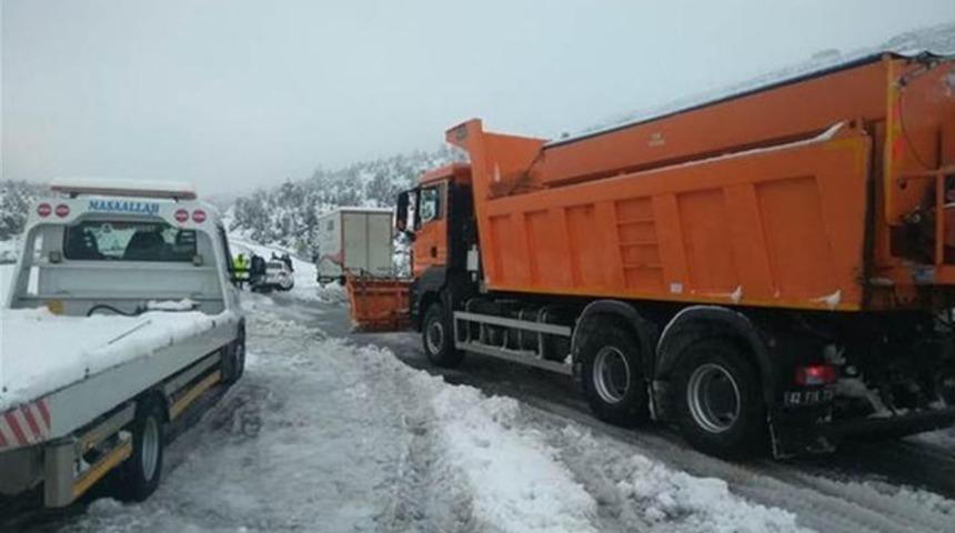 Antalya-Konya yolu kar nedeniyle ulaşıma kapandı