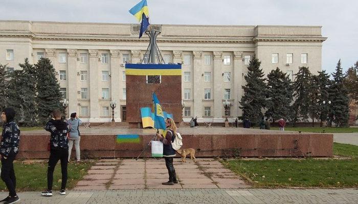 Rusya Herson'dan çekildi! Ukraynalılar bayraklarını alıp sokağa fırladı