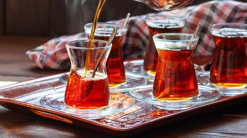 Hi&ccedil; iyi bir fikir değil! A&ccedil; karnına i&ccedil;ilen &ccedil;ayın zararını bir bilseniz...