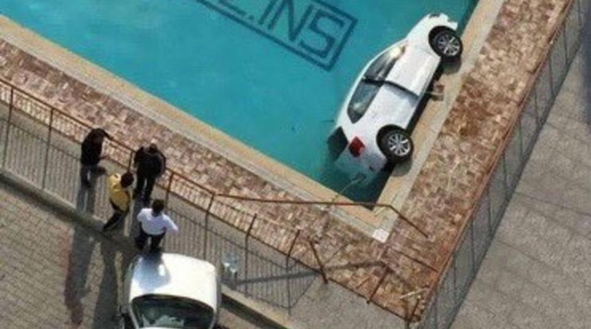 Otomobilini vitesle &ccedil;alıştırınca havuza d&uuml;şt&uuml;