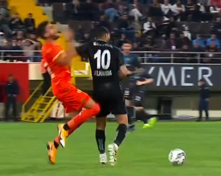 Son dakika: Ne yaptın Belhanda! Böyle faul görülmedi... Hakem düdüğü çaldı direkt oyundan attı G5