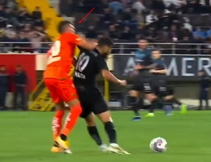 Son dakika: Ne yaptın Belhanda! Böyle faul görülmedi... Hakem düdüğü çaldı direkt oyundan attı G4