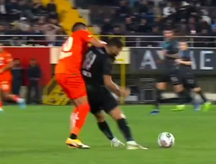 Son dakika: Ne yaptın Belhanda! Böyle faul görülmedi... Hakem düdüğü çaldı direkt oyundan attı G3