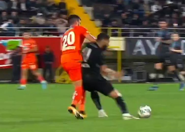 Son dakika: Ne yaptın Belhanda! Böyle faul görülmedi... Hakem düdüğü çaldı direkt oyundan attı G2