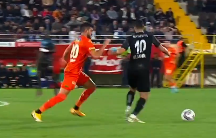 Son dakika: Ne yaptın Belhanda! Böyle faul görülmedi... Hakem düdüğü çaldı direkt oyundan attı G1