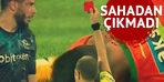 Ne yaptın Belhanda!  Böyle faul görülmedi... Hakem direkt oyundan attı, sahadan çıkmadı