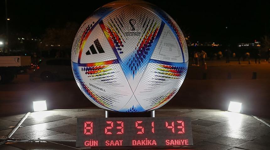 2022 Dünya Kupası resmi topu Beşiktaş'ta sergileniyor
