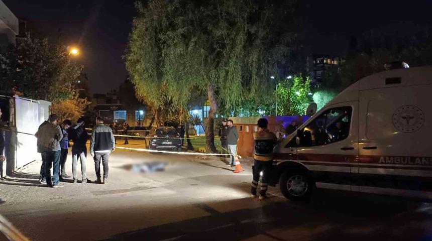 Otomobil ile geldiler, sokakta yürüyen kişiye kurşun yağdırdılar