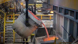 Mucizevi kurtuluş! Fabrika işçisi 720 derece sıcaklığındaki alüminyum kazanına düştü