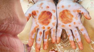 Ellerden sonra şimdi de dudaklarda! TikTok’ta dudaklara kına sürme akımı hızla yayılıyor... Uzmanlar uyardı