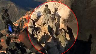 Son dakika: Mağaradan ellerini kaldırarak çıktılar! Teröristlerin teslim olduğu anlar kamerada: Türk askeri aman dileyene zarar vermez