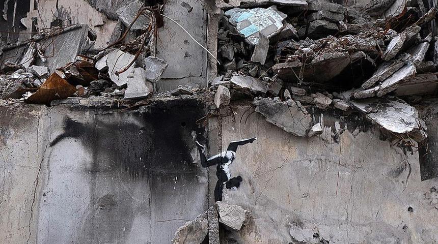 Kimliği bilinmiyor! Son eseri Ukrayna’da bombalanan bir binada ortaya çıktı