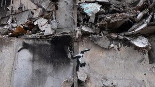 Kimliği bilinmiyor! Son eseri Ukrayna’da bombalanan bir binada ortaya çıktı