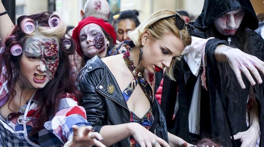 Sırbistan'da 'zombi yürüyüşü!' Sokaklara indiler
