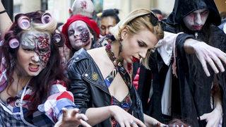 Sırbistan'da 'zombi yürüyüşü!' Sokaklara indiler